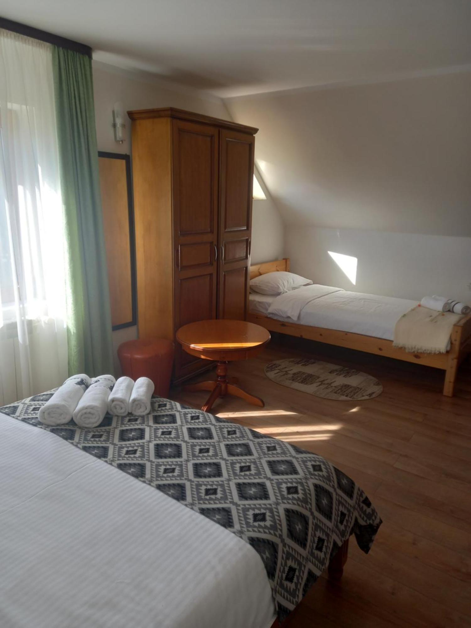 Hotel Pensiunea Alunis Sadova  Esterno foto